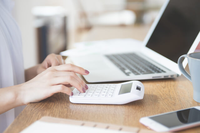 パグのしつけ方を徹底解説！コツや噛み癖等の問題行動の対策とは？のサムネイル画像