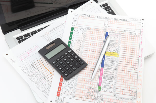 猫はお手を覚える？教え方や必要なグッズ、3つの注意点を徹底解説！のサムネイル画像