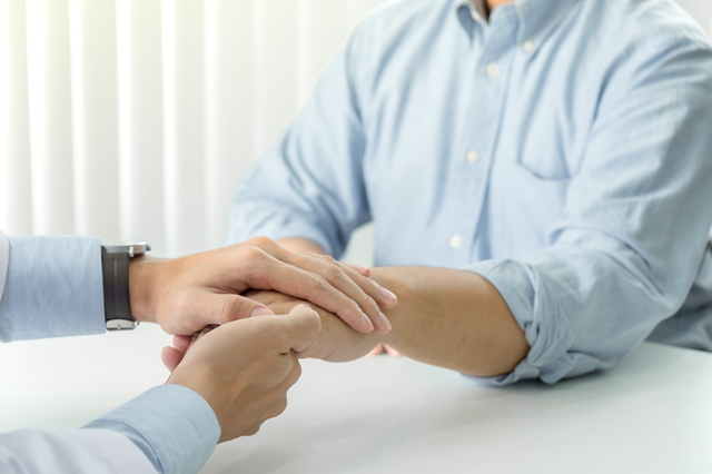 猫は鶏肉を食べられる！適切な与え方や量・おすすめレシピも紹介のサムネイル画像