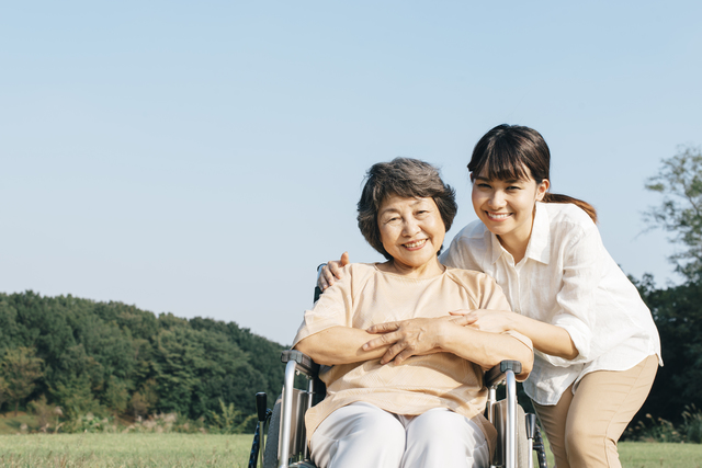 愛猫が顔の近くで寝る3つの理由を解説！寝る位置でわかる気持ちとはのサムネイル画像