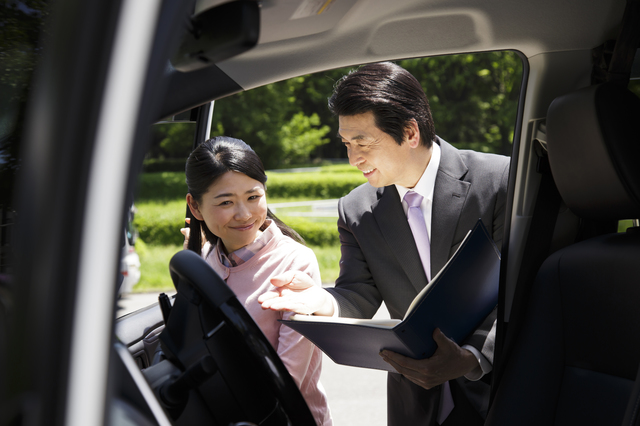 パグは意外と抜け毛がすごい？抜け毛が多い時期・対策を徹底解説のサムネイル画像