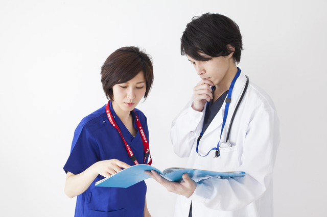 猫が散歩をするデメリットは？外に行きたがる猫の心理と対処法を解説のサムネイル画像