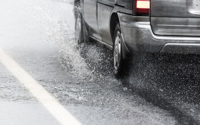 洪水で水没しても車両保険で補償される 補償内容や等級を確認しよう