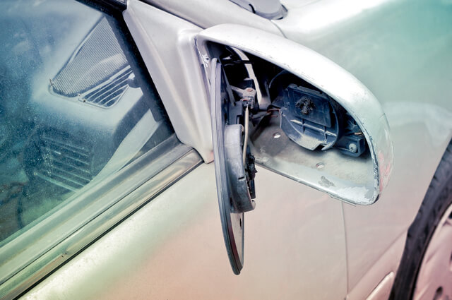 電柱にぶつかった自損事故による車両保険と電柱の修理への自動車保険の補償内容